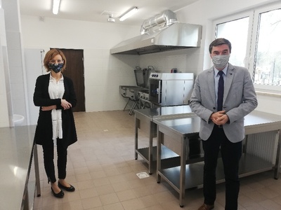 Dyrektor Domu Kultury oraz Wójt Gminy Karsin w nowo wyremontowanej kuchni