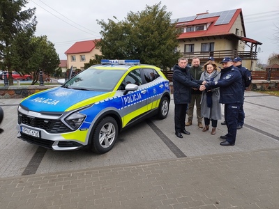 Moment symbolicznego przekazania kluczyków od radiowozów