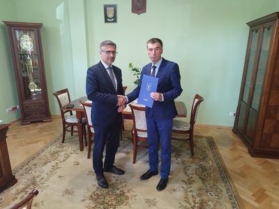 Na zdjęcie od lewej: Burmistrz Czerska Daniel Szpręga, Wójt Gminy Karsin Roman Brunke.