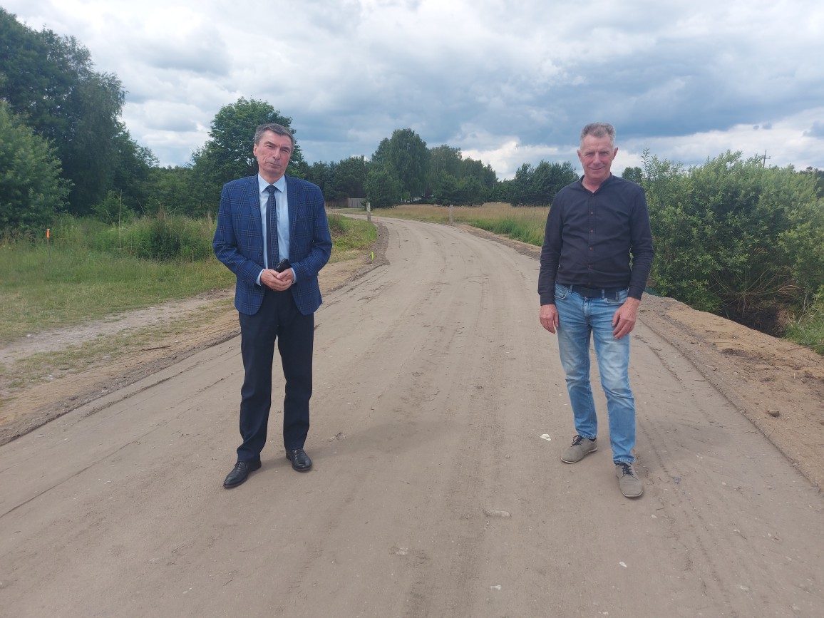 Radny z Wiela Wiesław Kowalski oraz wójt gminy Karsin Roman Brunke na utwardzonej w ostatnim czasie ulicy Letniskowej w Wielu.