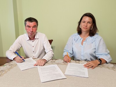 Na zdjęciu od lewej – Wójt Gminy Karsin – Roman Brunke oraz Prezes Zarządu firmy „DROMOS” – Natalia Hinc.