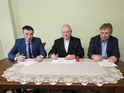 Na zdjęciu od lewej: Roman Brunke – Wójt Gminy Karsin, ks. Tadeusz Wandtka – Proboszcz Parafii Karsin oraz Józef Borzyszkowski – wykonawca.