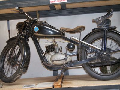 Zdjęcie przedstawia motocykl z kolekcji  Muzeum Militarnego Fort Marian w Malechowie.