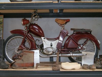 Zdjęcie przedstawia motocykl z kolekcji  Muzeum Militarnego Fort Marian w Malechowie.