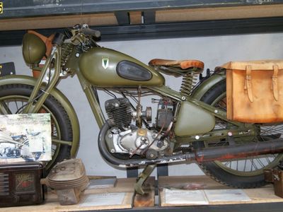 Zdjęcie przedstawia motocykl z kolekcji  Muzeum Militarnego Fort Marian w Malechowie.