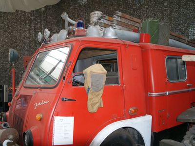 Zdjęcie przedstawia wóz strażacki z kolekcji Muzeum Militarnego Fort Marian w Malechowie.