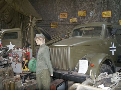 Zdjęcie przedstawia eksponaty z kolekcji  Muzeum Militarnego Fort Marian w Malechowie.