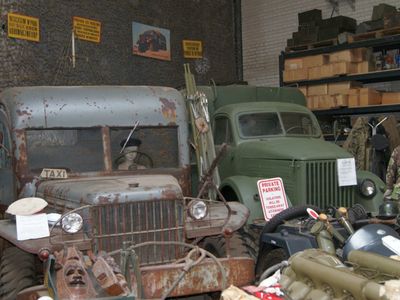 Zdjęcie przedstawia eksponaty z kolekcji  Muzeum Militarnego Fort Marian w Malechowie.