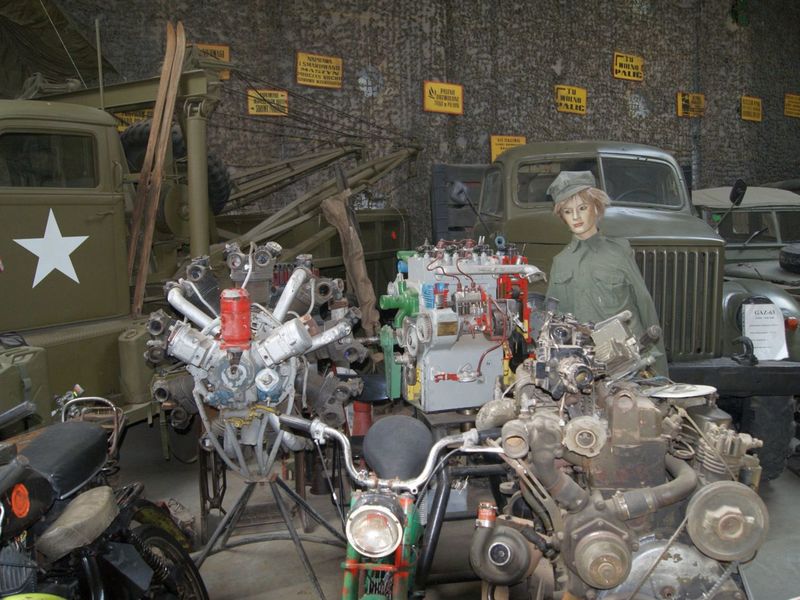 Zdjęcie przedstawia eksponaty w Muzeum Militarnym Fort Marian w Malechowie.