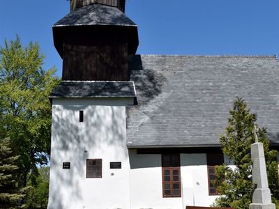 Zdjęcie przedstawia kościół w Karwicach. 