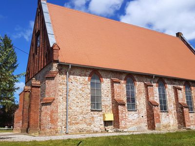 Zdjęcie przedstawia kościół w Malechowie.