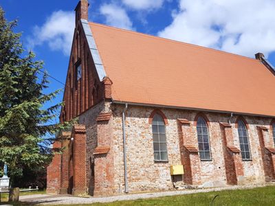 Zdjęcie przedstawia kościół w Malechowie.
