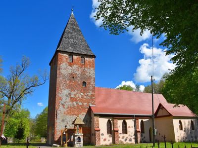 Zdjęcie przedstawia kościół w Niemicy.
