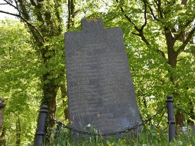 Zdjęcie przedstawia pomnik na cmentarzu przy kościele w Niemicy.