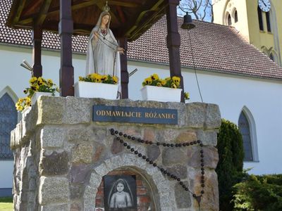 Zdjęcie przedstawia kapliczkę z Maryją i św. Hiacyntą przy kościele w Sulechówku.