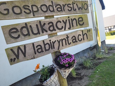 Tablica informacyjna pn. Gospodarstwo Edukacyjne "W Labiryntach".