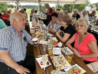 Uczestnicy 7. Pikniku Seniorów w Borkowie w dniu 26 lipca 2024 r.
