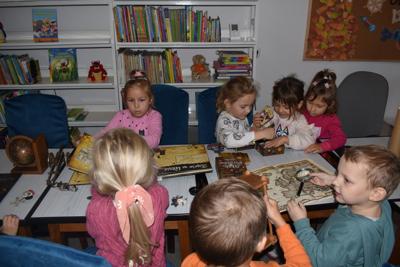 Pięciolatki zapoznają się ze sprzętem piratów