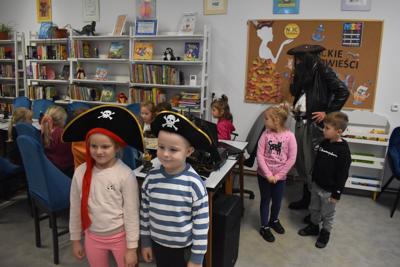 Pięcioletnia piratka i pirat pozują do pamiątkowej fotografii