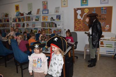 Pięcioletnie piratki pozują do pamiątkowej fotografii