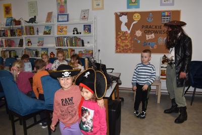 Pięcioletnie piratki pozują do pamiątkowej fotografii