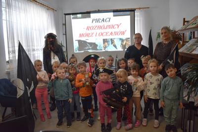 Pamiątkowa fotografia grupy pięcioletnich piratów