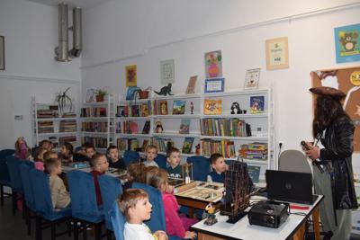Przedszkolaki z grupy sześciolatków podczas słuchania opowieści pirata