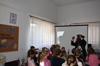 Załoga sześcioletnich piratów podczas zajęć na pokładzie okrętu