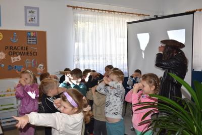 Załoga sześcioletnich piratów podczas zajęć na pokładzie okrętu