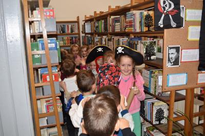 Załoga sześcioletnich piratów podczas rejsu