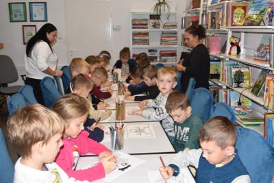 Sześciolatki podczas kolorowania pirackich kolorowanek