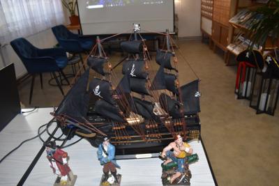 Pirackie gadżety w czytelni biblioteki