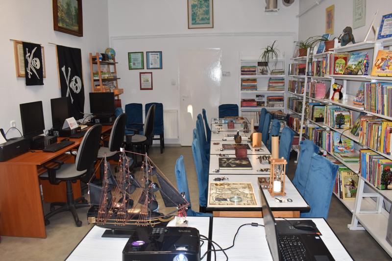 Pirackie gadżety w czytelni biblioteki