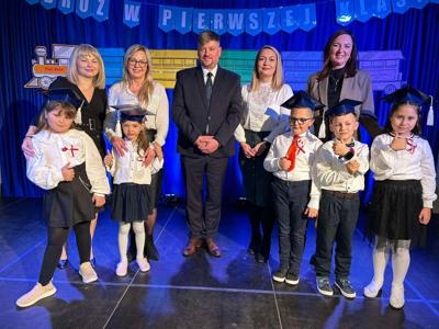 Wójt Gminy Malechowo z gronem pedagogicznym oraz pierwszoklasistami