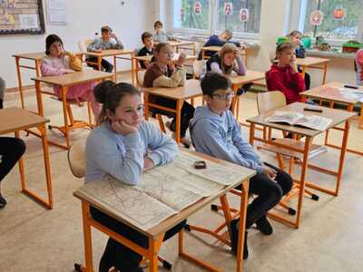 Lekcja biblioteczna o Piłsudskim i Legionach w klasach ZSP w Malechowie