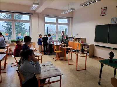 Lekcja biblioteczna o Piłsudskim i Legionach w klasach ZSP w Malechowie