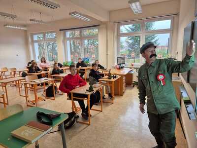 Lekcja biblioteczna o Piłsudskim i Legionach w klasach ZSP w Malechowie