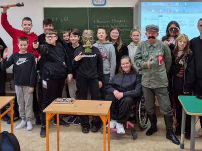 Lekcja biblioteczna o Piłsudskim i Legionach w klasach ZSP w Malechowie