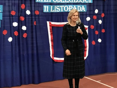 Pani dyrektor Mirosława Turczyn dziękuje za wspólne świętowanie