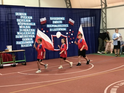Przemarsz z symbolami narodowymi przed rozgrywkami sportowymi
