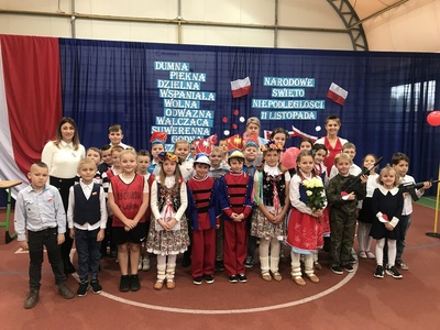 Uczniowie klas 1-3 z wychowawcami.