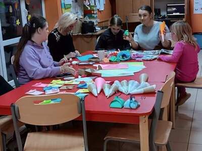 Dzieci wykonują prezenty dla seniorów