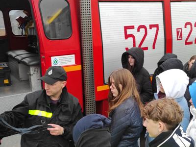 Uczniowie oglądaja sprzęt OSP
