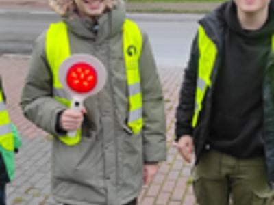 Uczniowie oglądaja sprzęt OSP