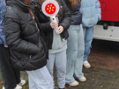 Uczniowie oglądaja sprzęt OSP