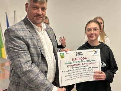 Wójt Gminy Malechowo wręcza nagrodę