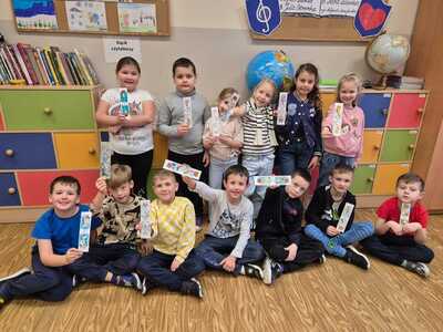 Uczniowie klasy pierwszej w czasie Światowego Dnia Tabliczki Mnożenia