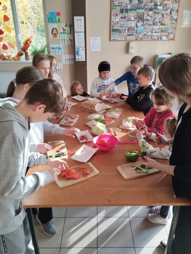 Dzieci podczas przygotowywania zdrowych kanapek