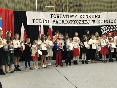 Uczestnicy konkursu pieśni patriotyczne