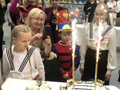 Organizatorzy przygotowali dla uczestników konkursu tort